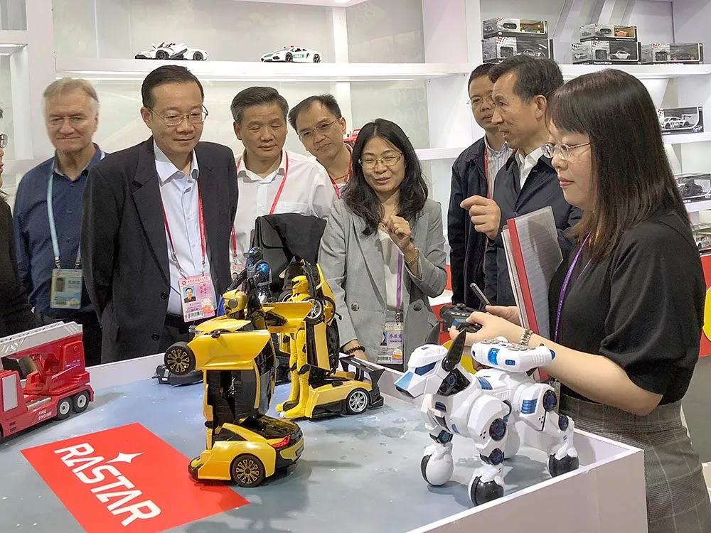 <b>Leaders of the Ministry of Commerce inspected the booth of Rastar in Canton Fair to encourage enterpr</b>